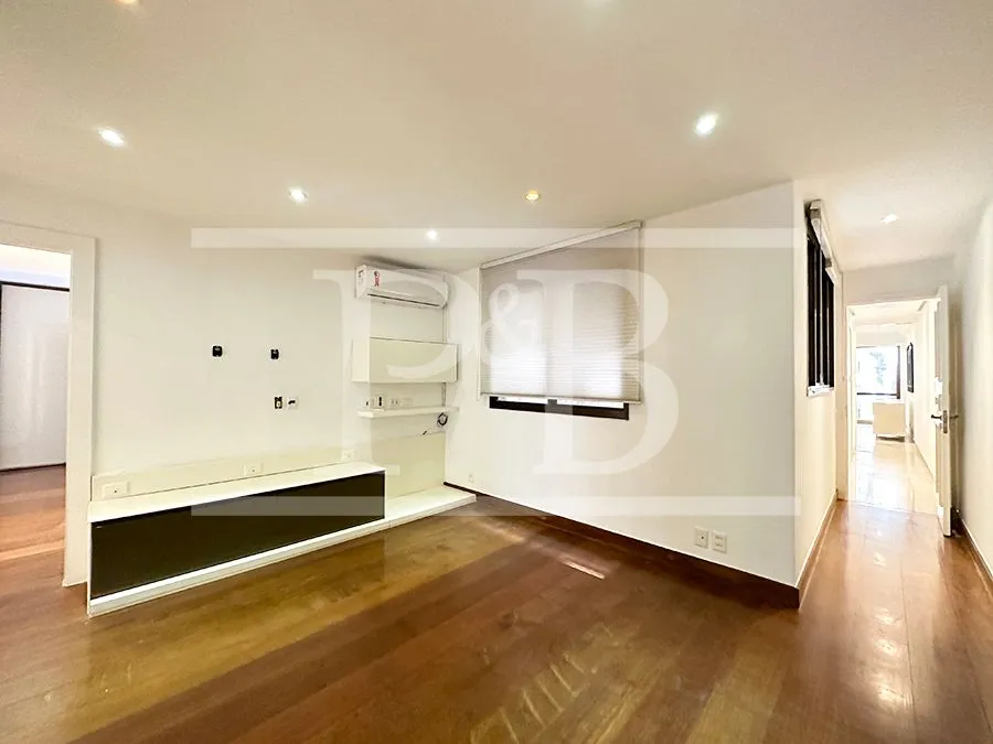 3-bedroom apartment with 230 m² and glassed-in balcony — photo 12