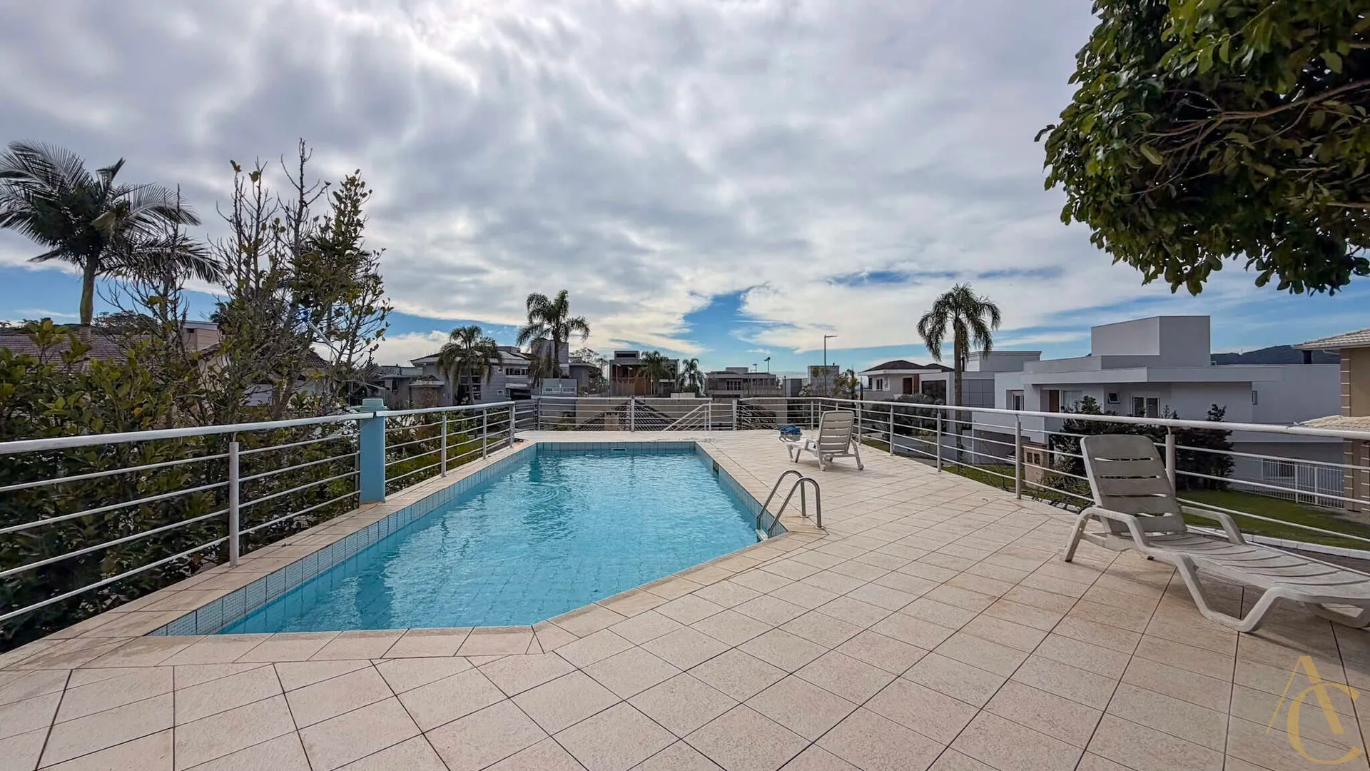Furnished house, 689 m², with a grill on the balcony — photo 29