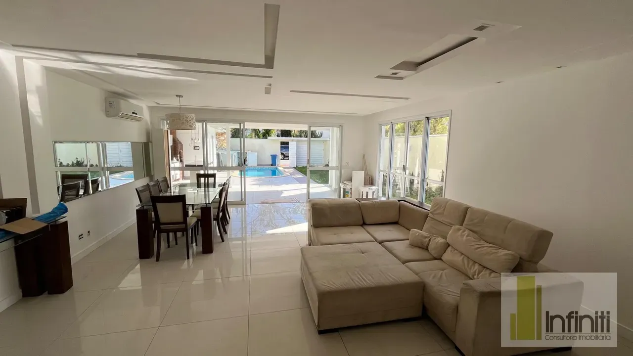 4 quartos e churrasqueira privativa: casa de 350 m²
