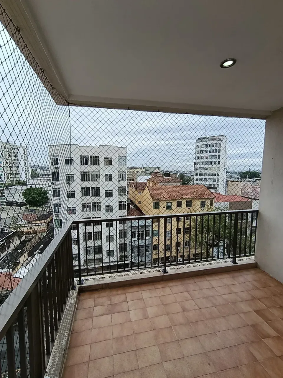 Unfurnished apartment with 2 bedrooms and 2 bathrooms