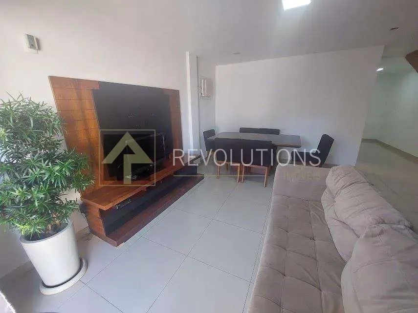 Casa com 12 quartos e 12 banheiros, jardim privativo
