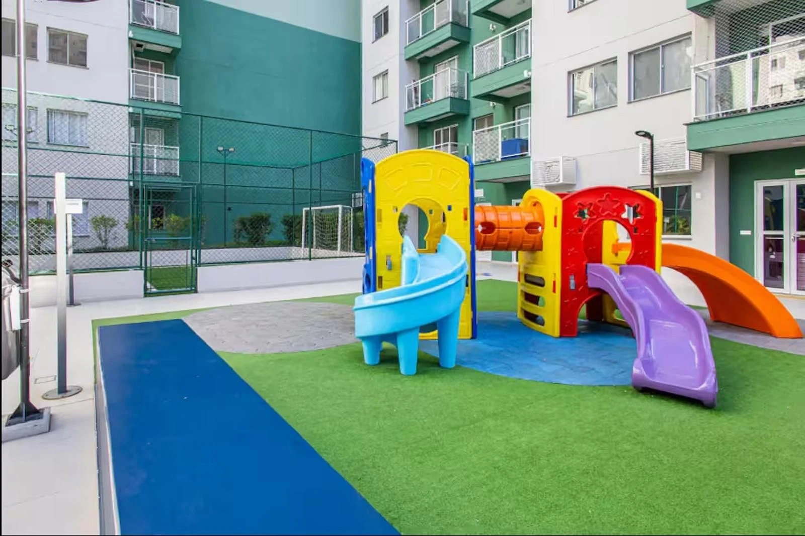 2-bedroom apartment with balcony and laundry area — photo 35