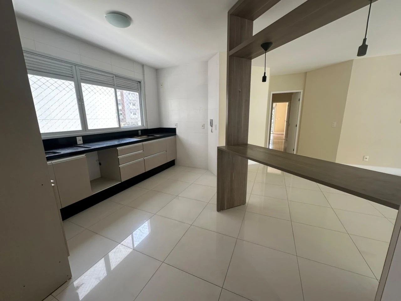 Balcony with a grill in a 4-bedroom apartment, 178 m² — photo 5