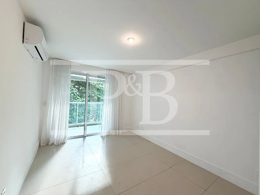 4-bedroom 300 m² apartment with a balcony — photo 9