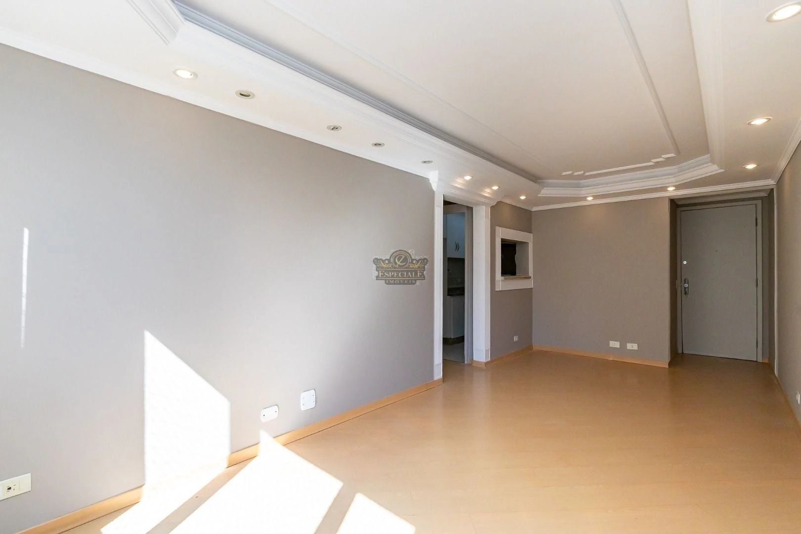 Wood or laminate floors in a 3-bedroom apartment, 86 m² — photo 11