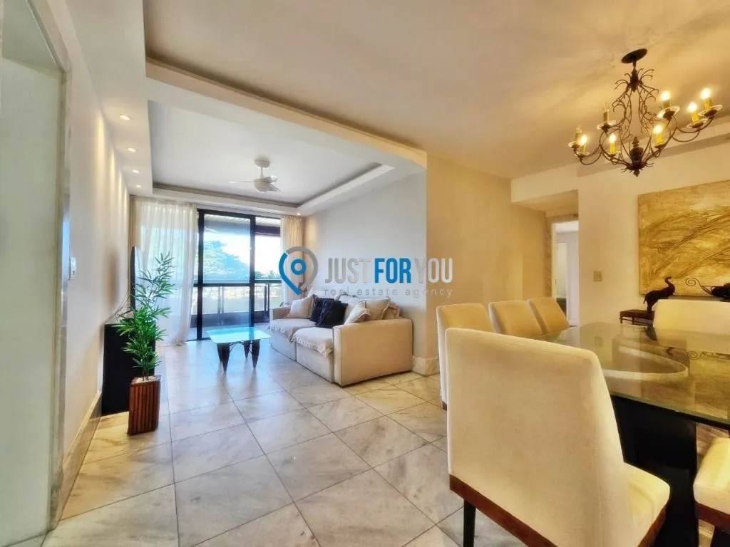 Furnished apartment with 4 bedrooms and 144 m² — photo 42