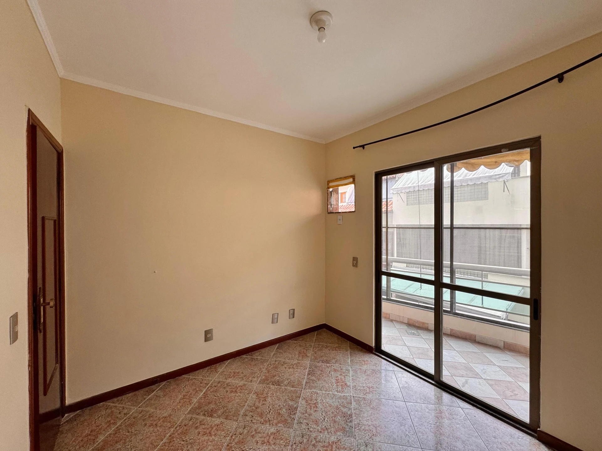 Unfurnished 3-bedroom apartment with enclosed balcony — photo 27
