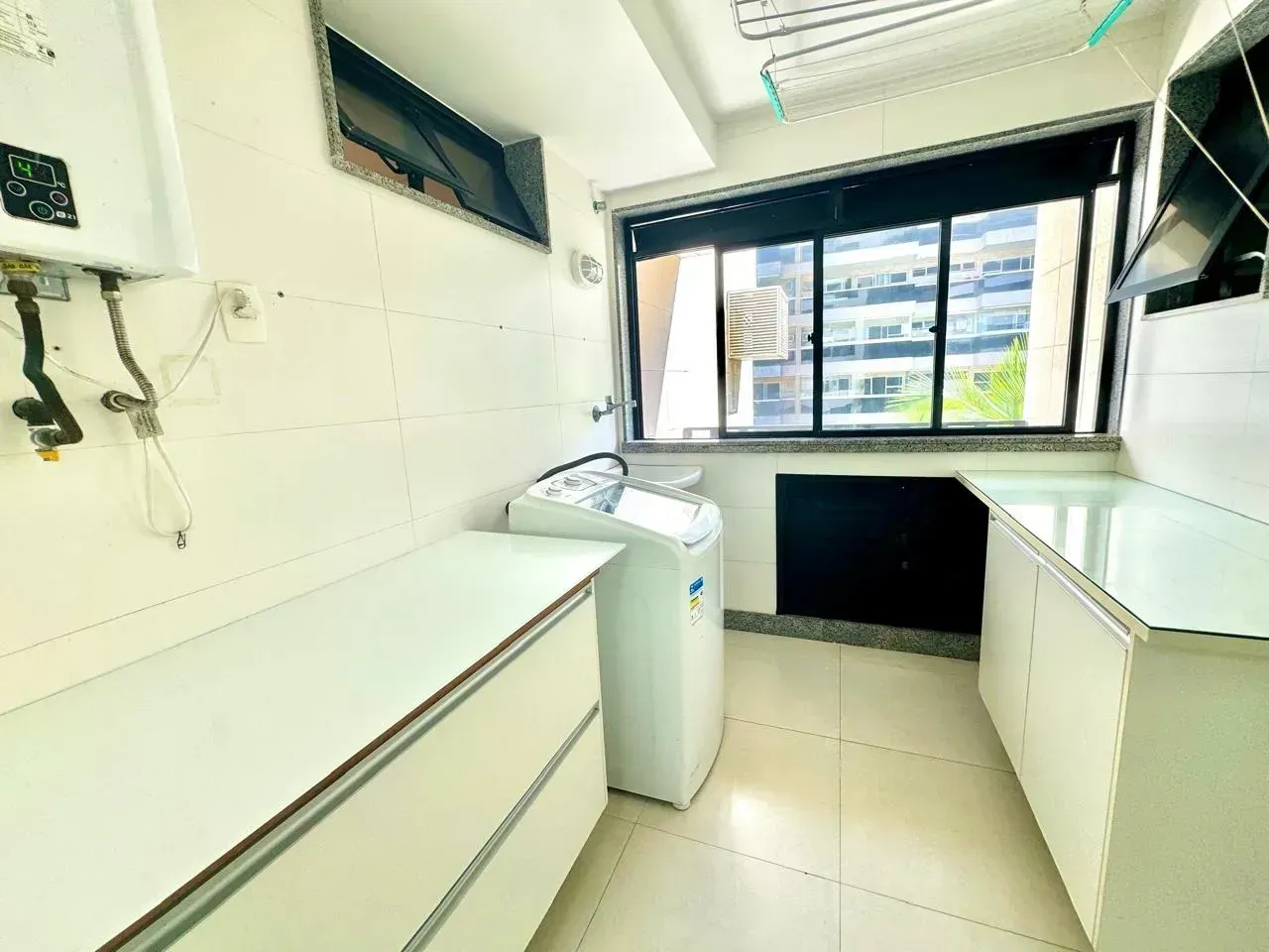 4-bedroom apartment in a building with a heated pool — photo 9