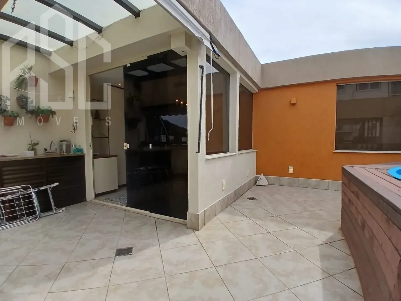 Balcony with a grill in a 2-bedroom apartment, 153 m² — photo 42