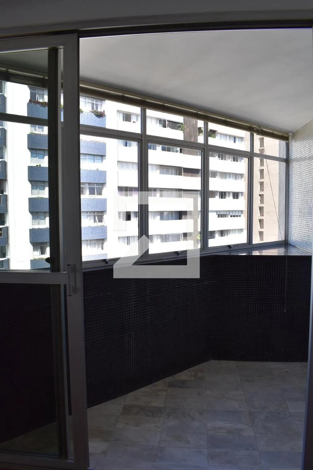 Apartamento mobiliado com 4 quartos e varanda
