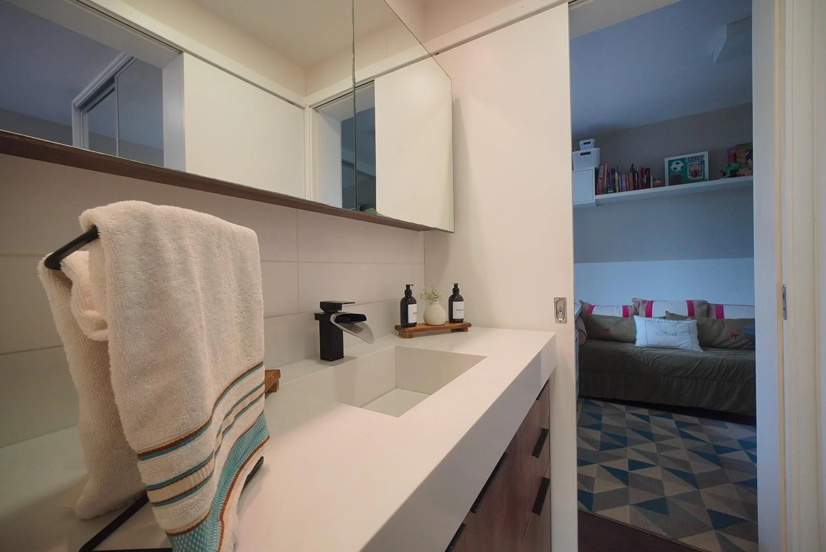 Furnished apartment, 100 m², with a grill on the balcony — photo 37