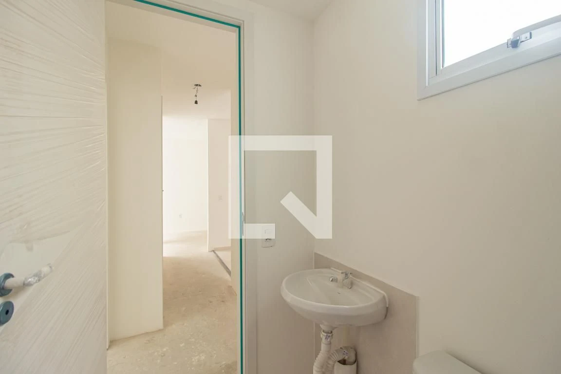 2-bedroom apartment in a building with a gym — photo 2