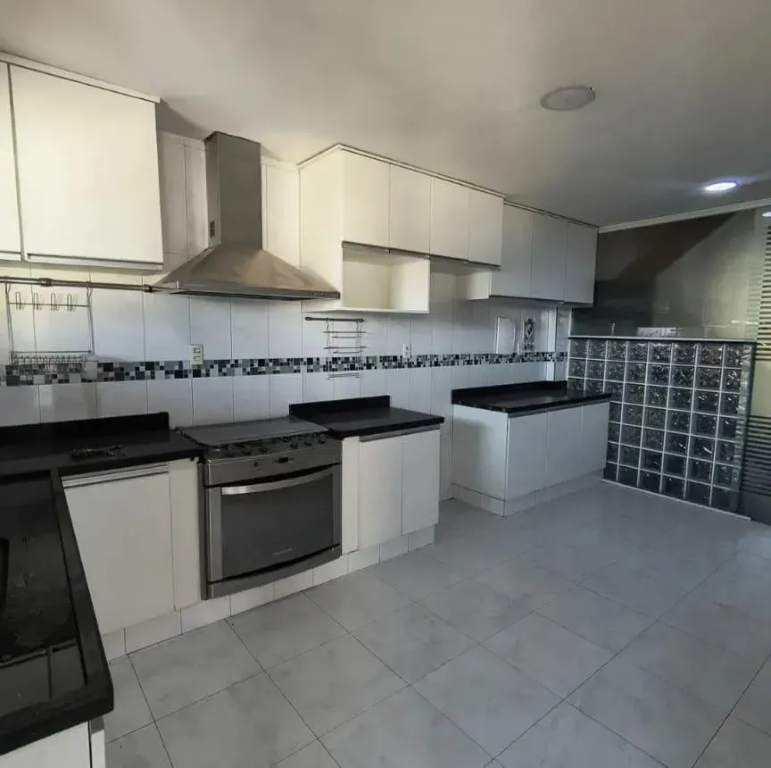 House, 350 m², with a walk-in closet — photo 11