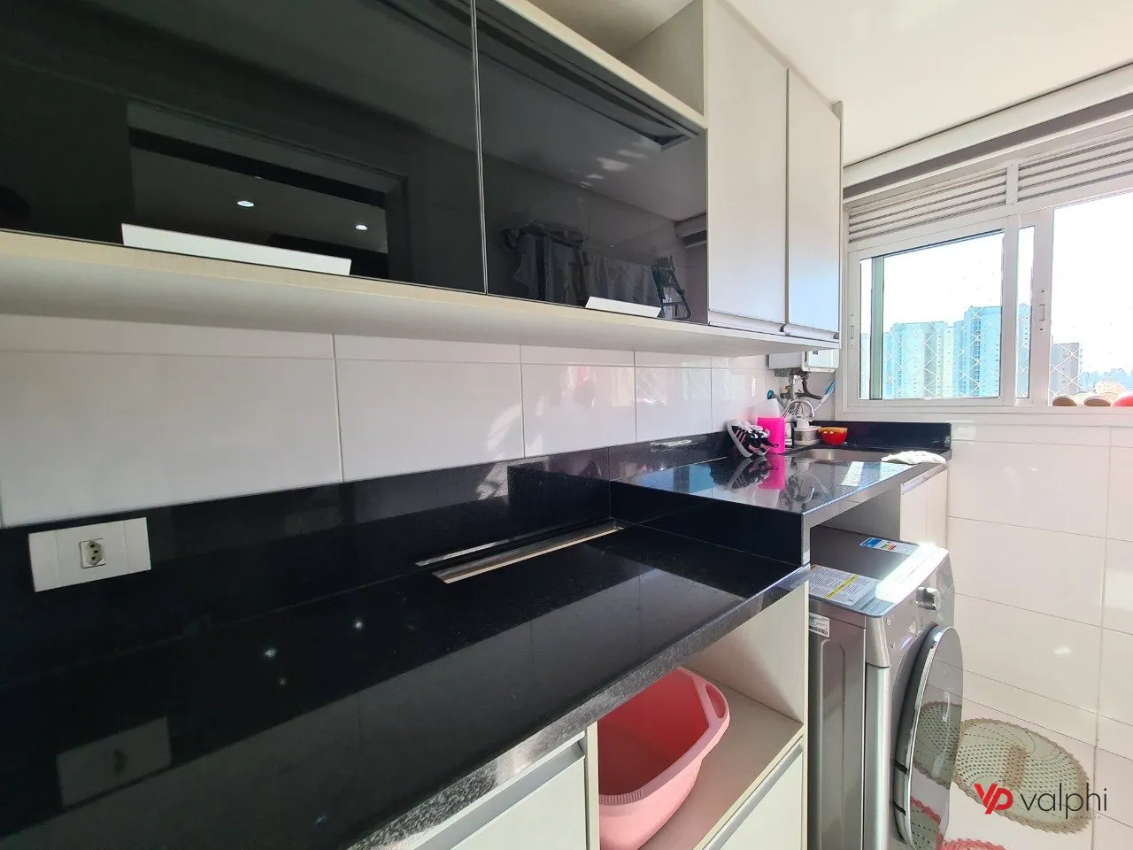 Furnished 2-bedroom apartment with enclosed balcony — photo 27