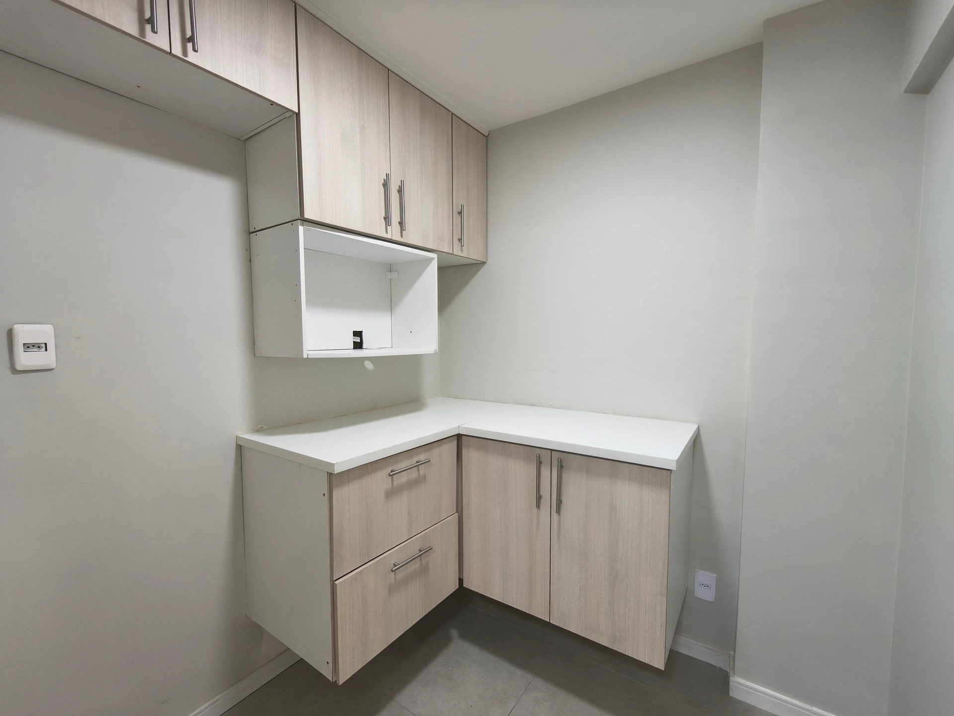 Unfurnished 2-bedroom apartment with a closed kitchen — photo 31