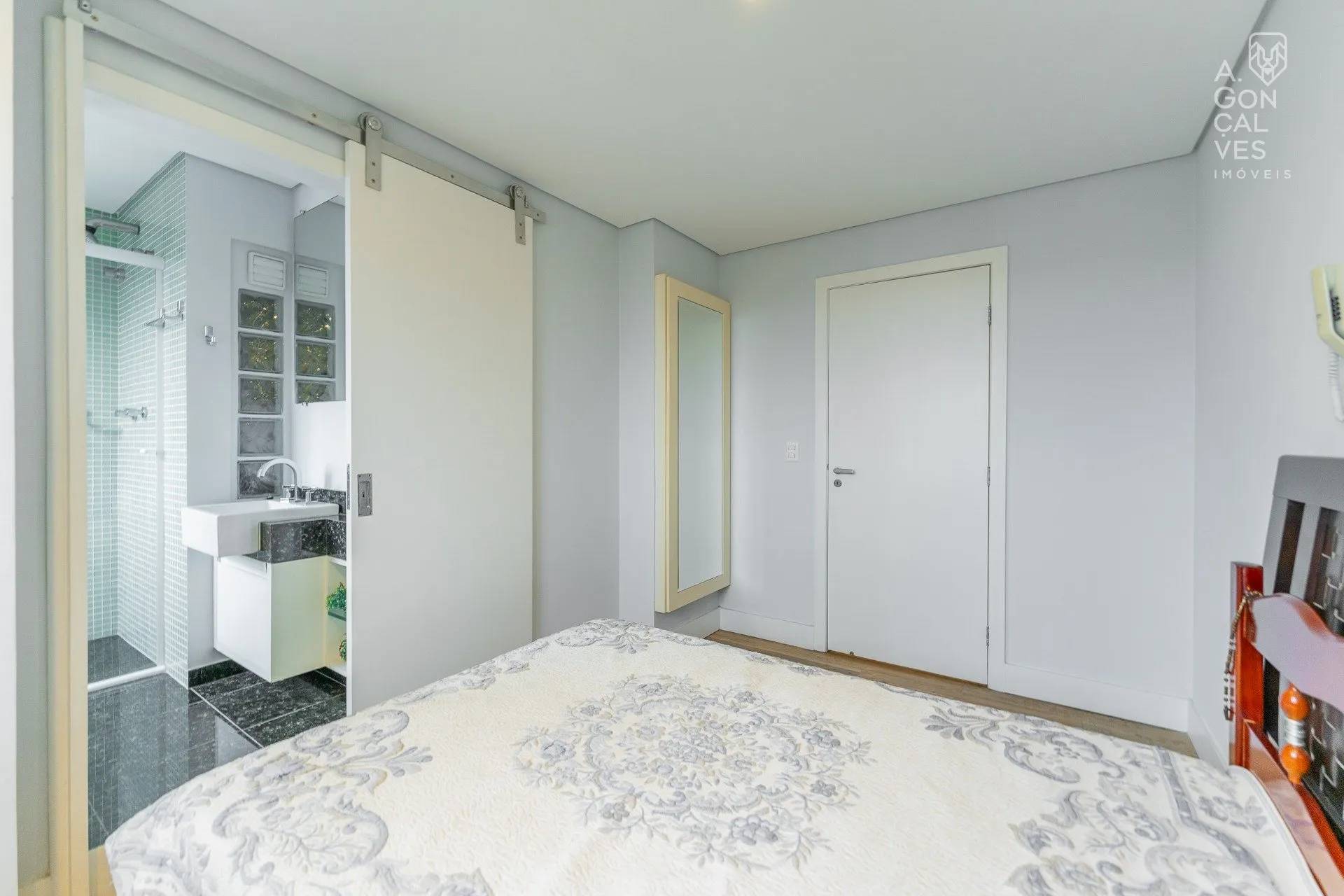 Furnished apartment with 4 bedrooms and 4 bathrooms — photo 14