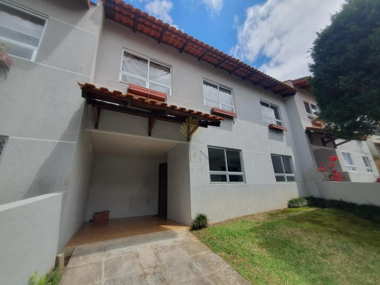 Duplex house with 3 bedrooms and 2 parking spots