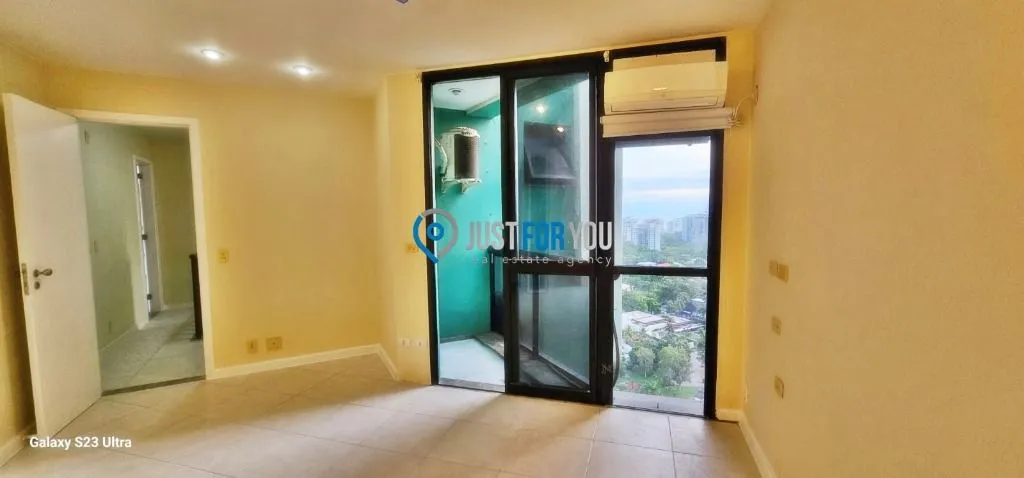 3-bedroom apartment with 4 baths and balcony — photo 32