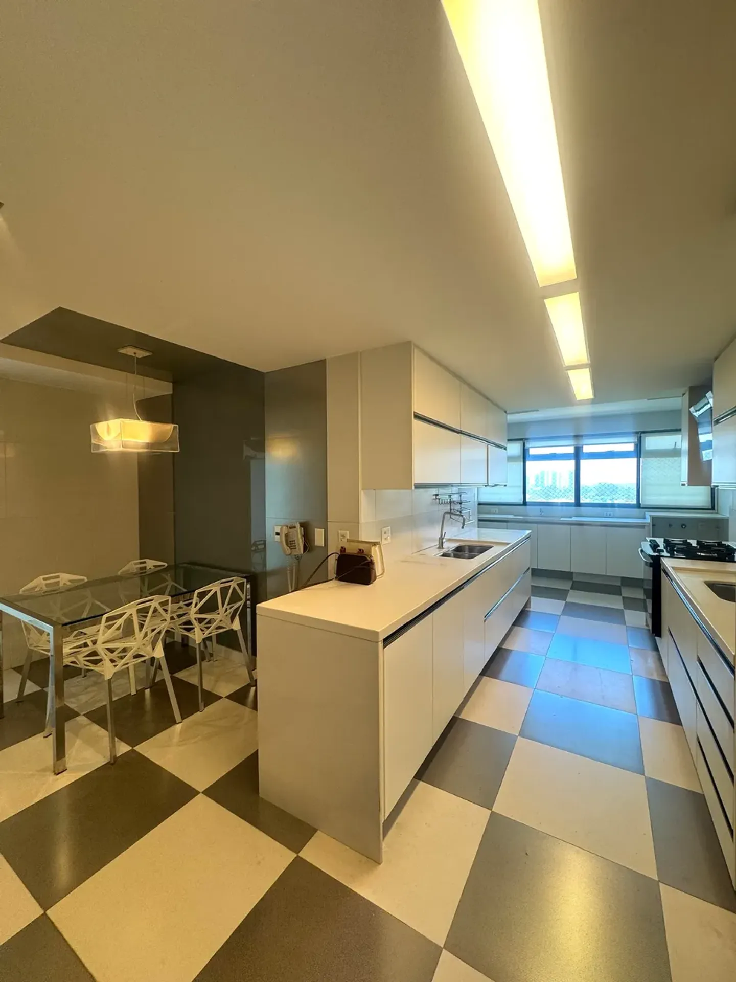 335 m² apartment with a glass-enclosed balcony and a jacuzzi — photo 22