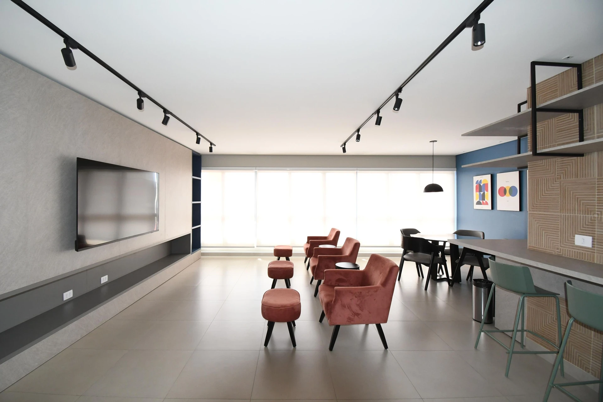 Furnished studio, 25 m², with floor-to-ceiling windows — photo 33