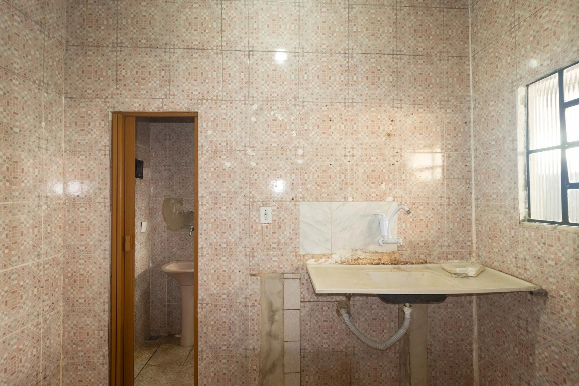 Студія з балконом, потрібен ремонт, 1 спальня — photo 20