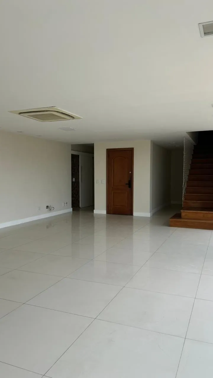 Apartamento com 5 quartos e varanda fechada com vidro — photo 3