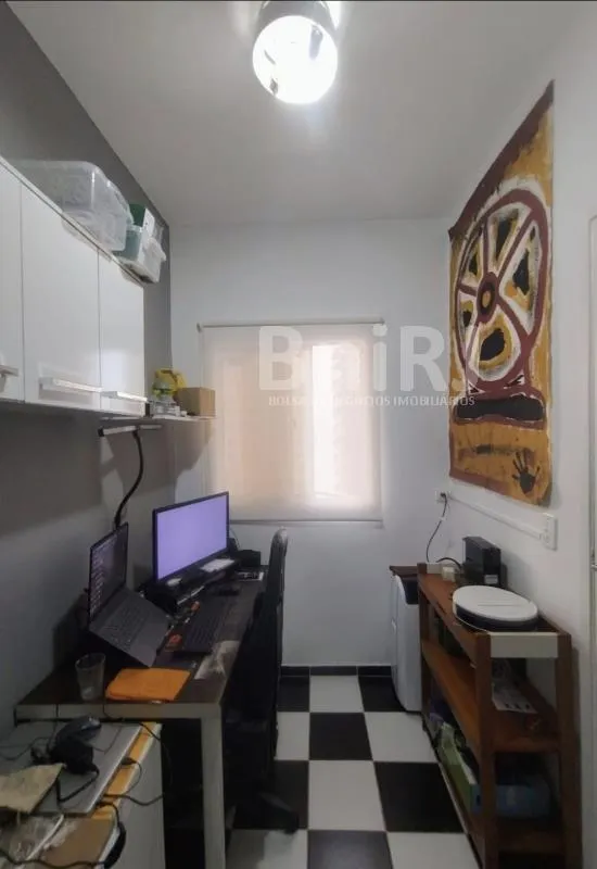2-bedroom apartment in a building with a pool — photo 5