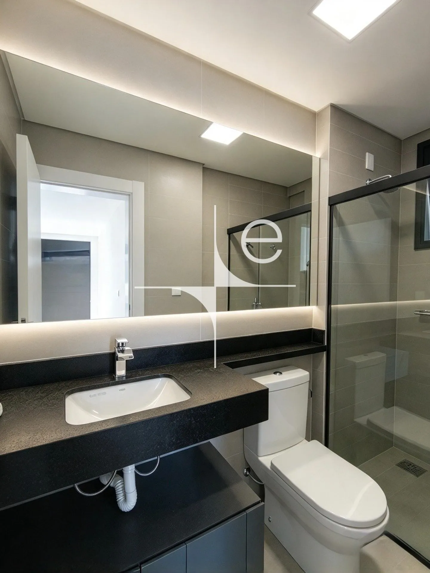 Glass-enclosed balcony in a 3-bedroom apartment, 150 m² — photo 47