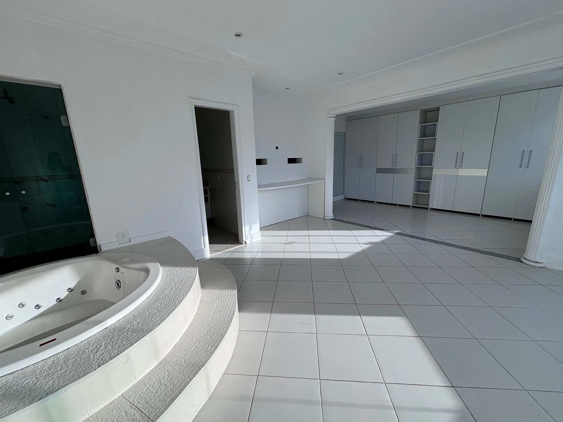 Condo house with 6 bedrooms and a balcony grill — photo 17