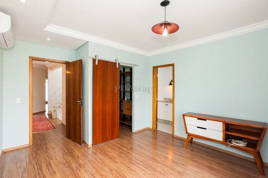 4-bedroom house with a walk-in closet in Curitiba — photo 36