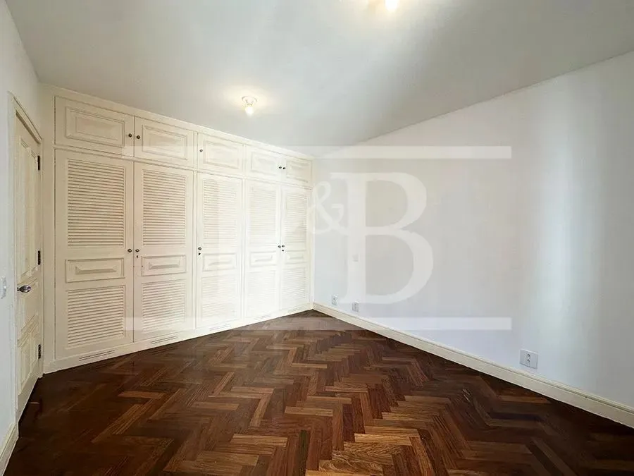 250 m² apartment with 4 bedrooms and a glassed-in balcony — photo 15