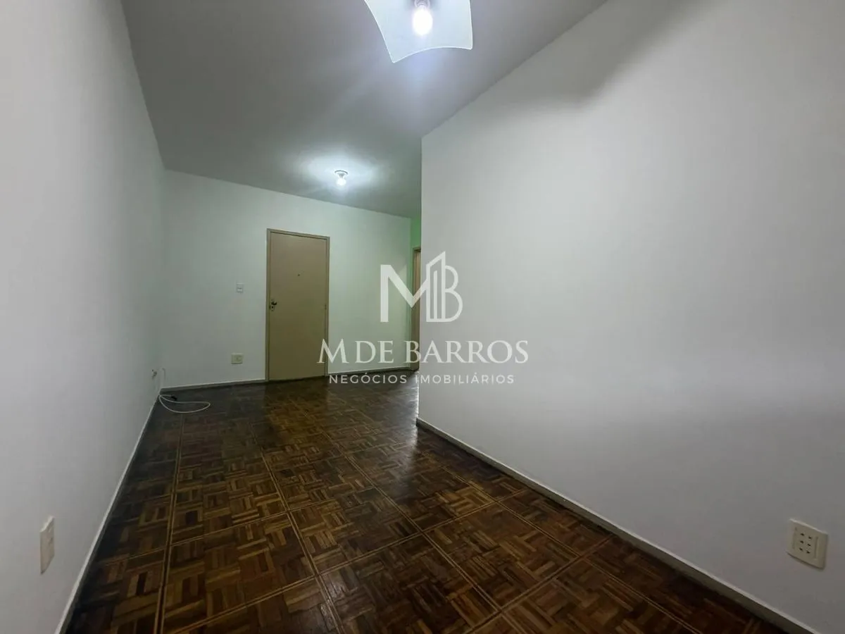 Apartamento de 2 quartos com piso de madeira ou laminado — photo 3