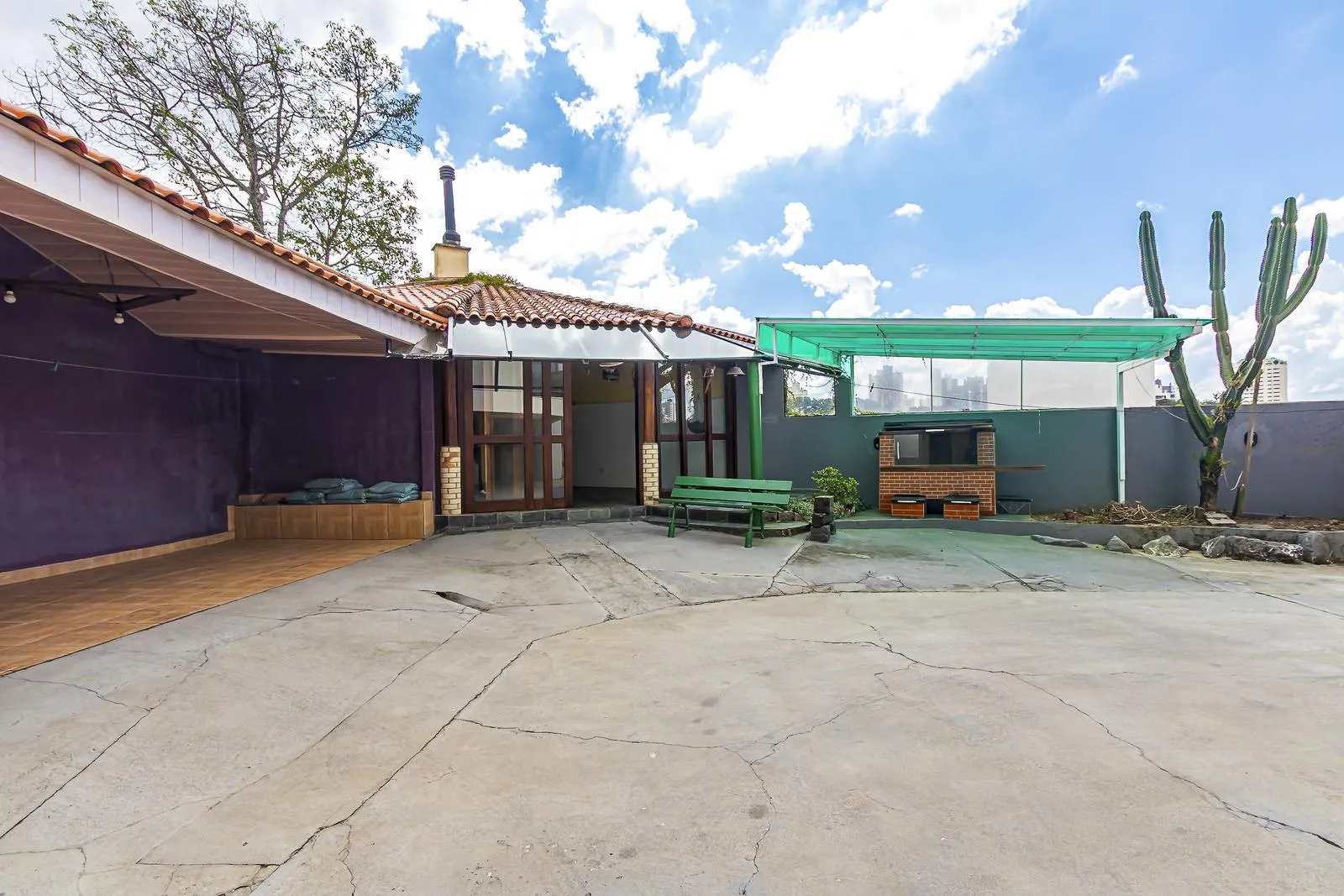 3-bedroom house with a separate kitchen and gas stove — photo 40