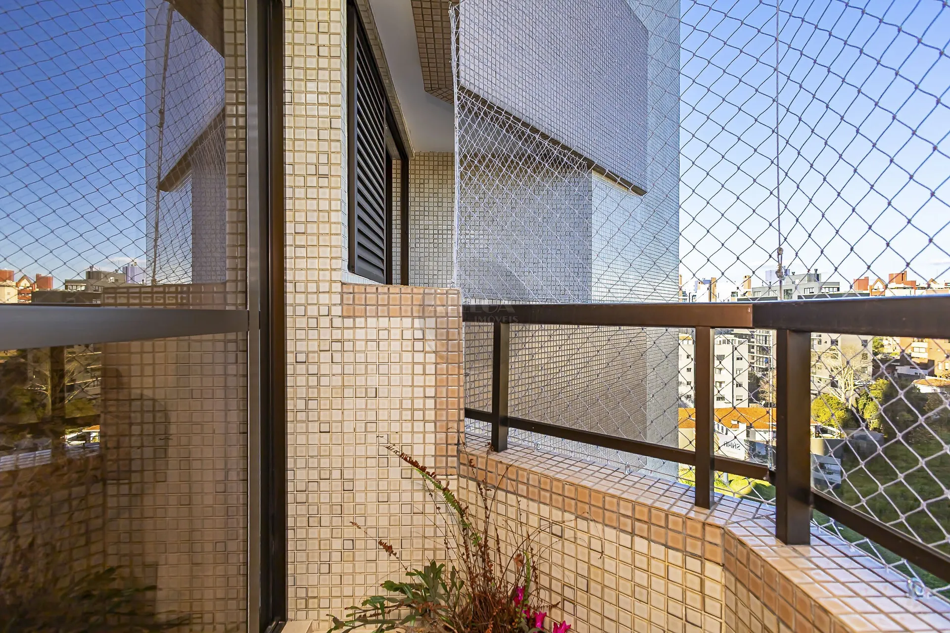 Apartamento com 4 quartos e piso de madeira na sala — photo 8