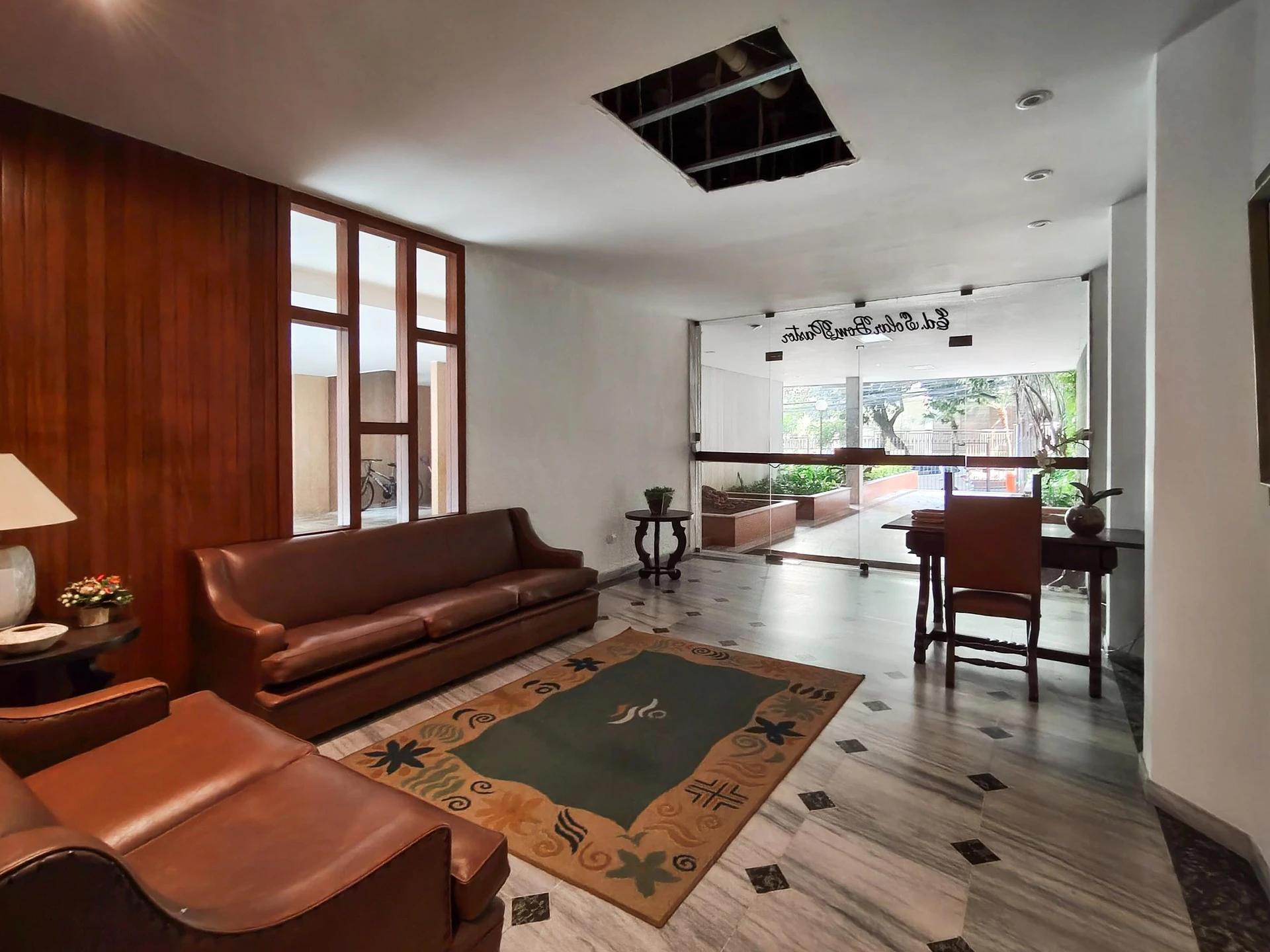 Balcony with a grill in a 3-bedroom apartment, 135 m² — photo 31