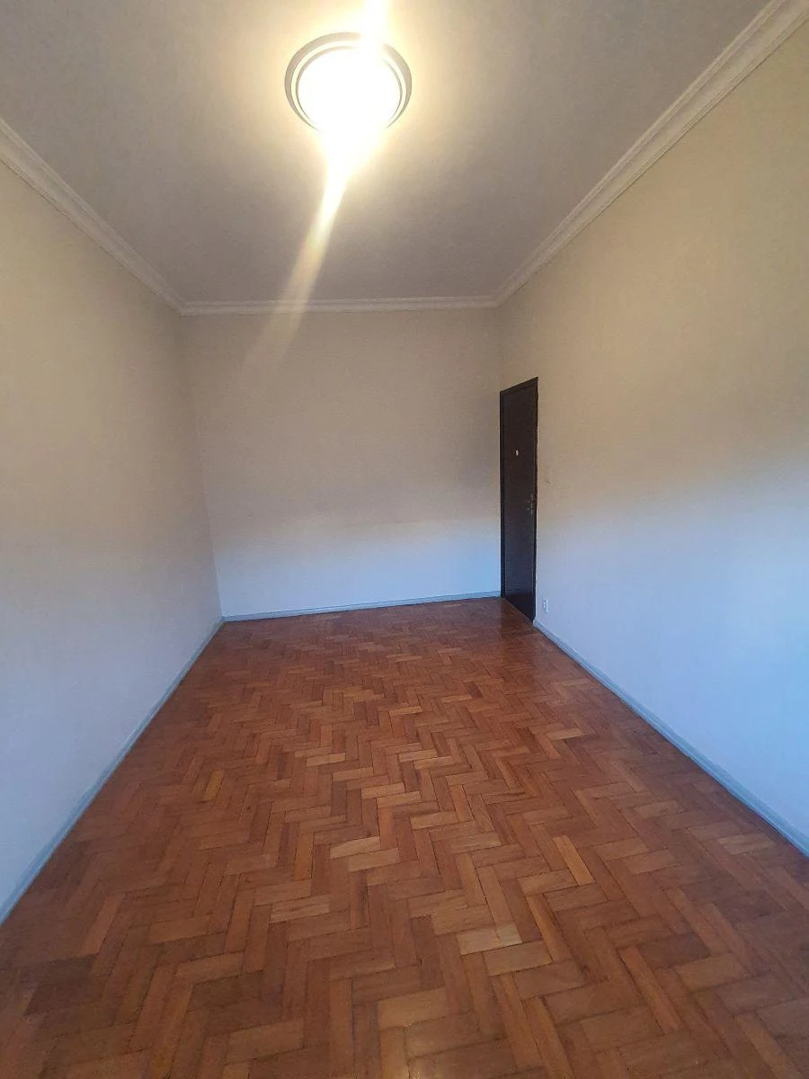 1-bedroom apartment with a glass shower enclosure — photo 11