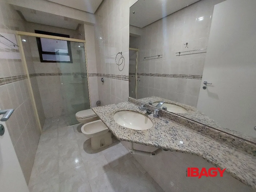 4-bedroom apartment with 2 en-suite baths and enclosed kitchen — photo 6