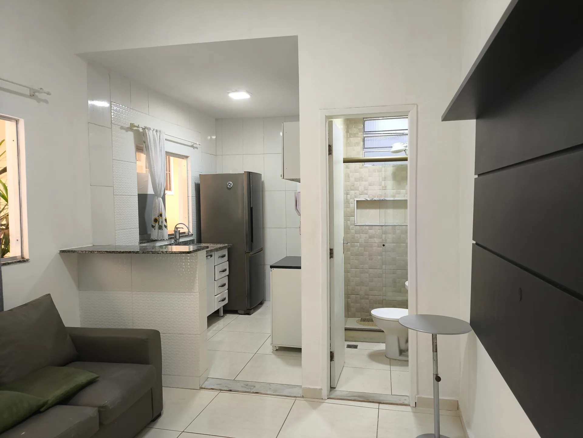 One-bedroom apartment with a washing machine — photo 9