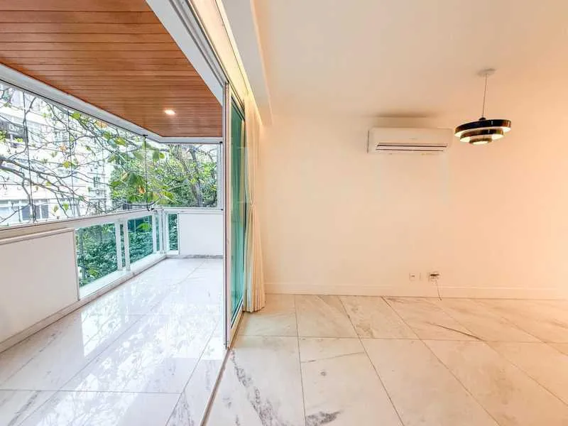 Furnished apartment, 136 m², with a glass-enclosed balcony — photo 8