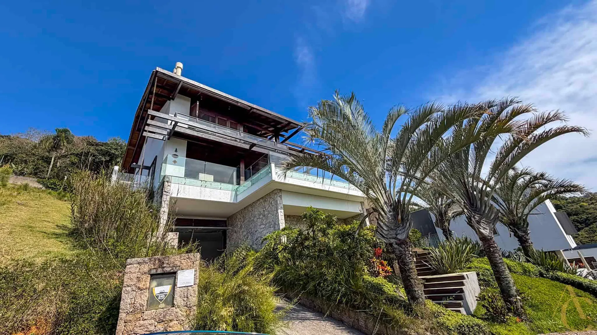 Furnished house, 689 m², with a grill on the balcony — photo 67
