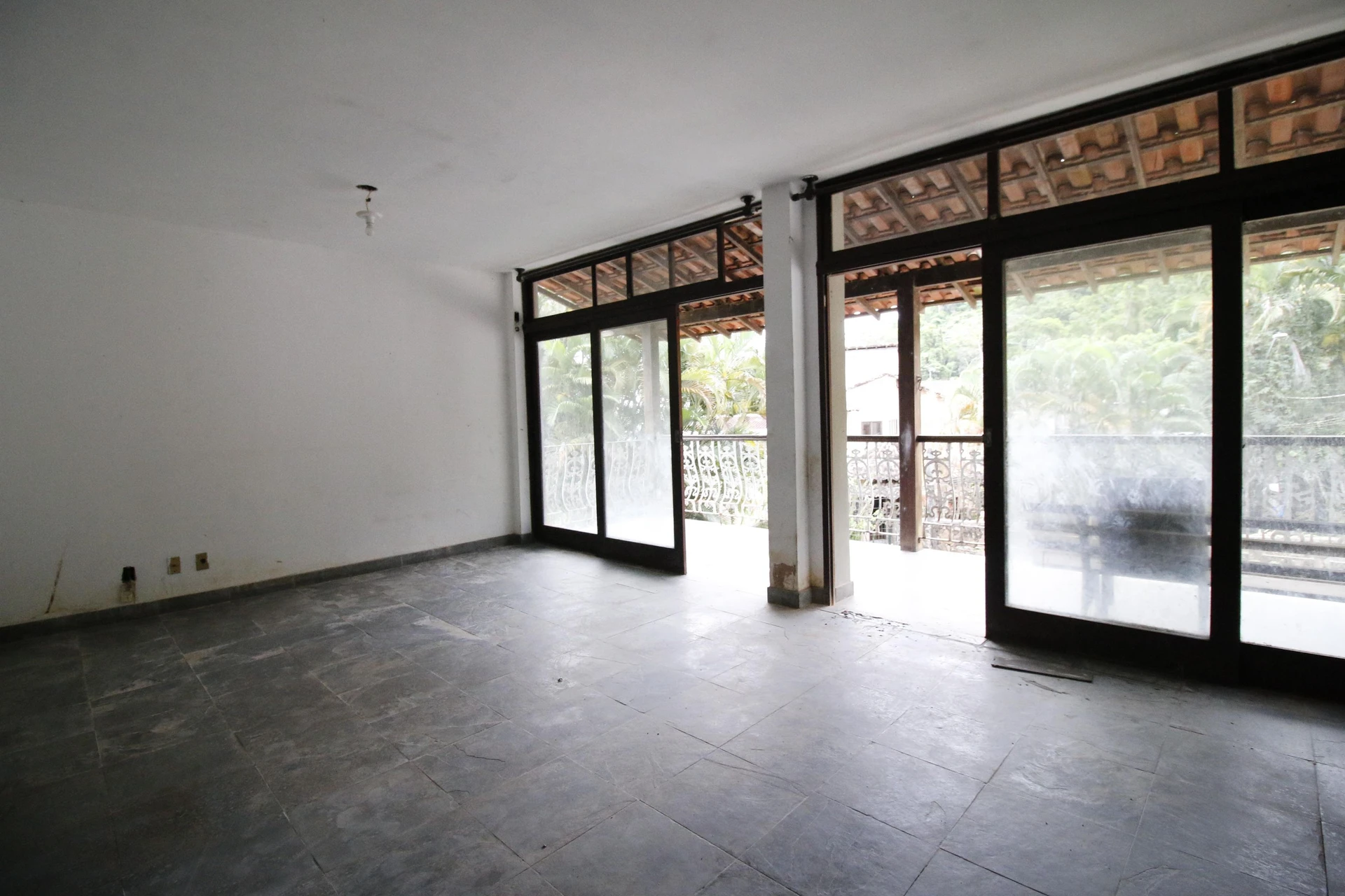 500 m² house with floor-to-ceiling windows and a bathtub — photo 4