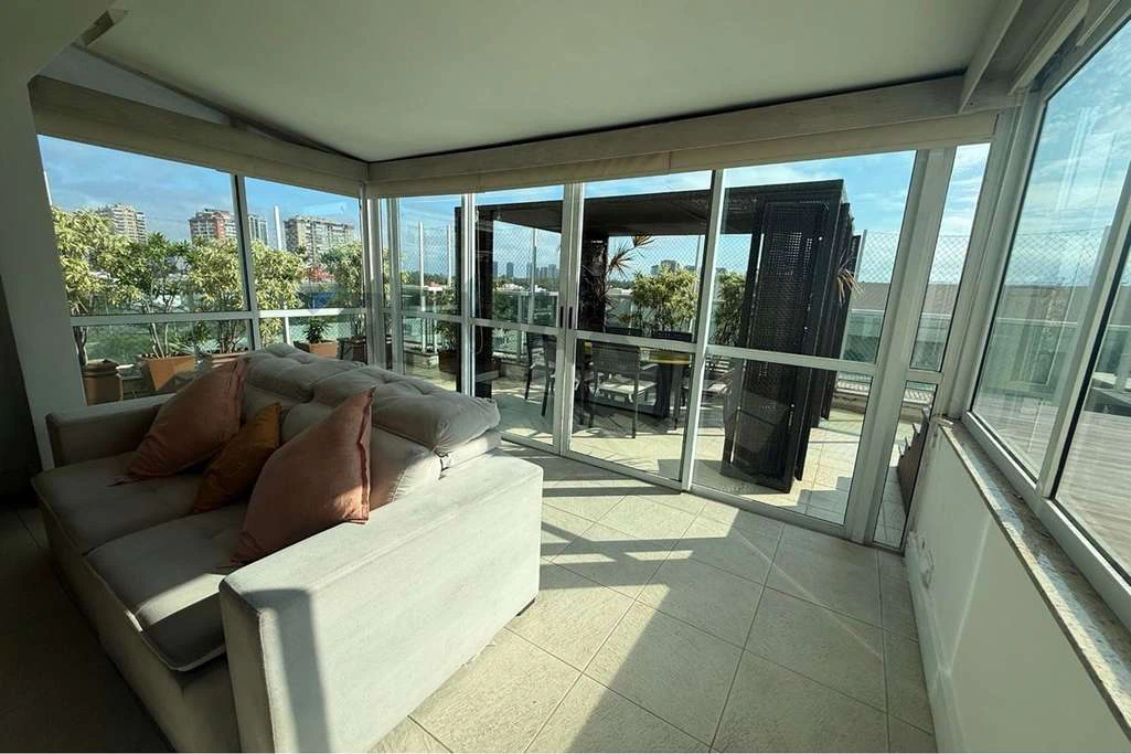 Furnished 4-bedroom apartment with 246 m² — photo 28