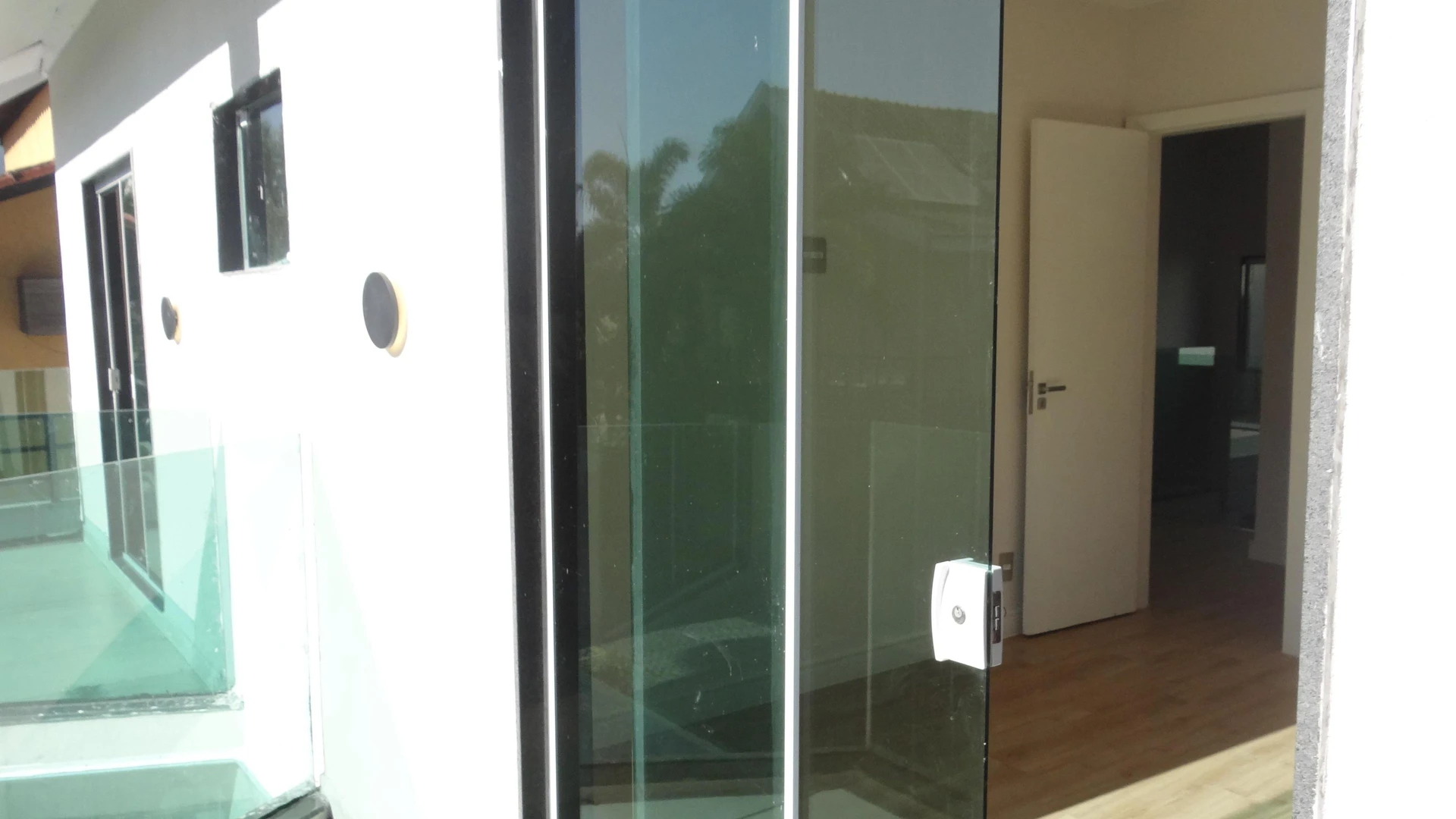 Casa de 384 m² com janelas do piso ao teto e varanda gourmet — photo 131