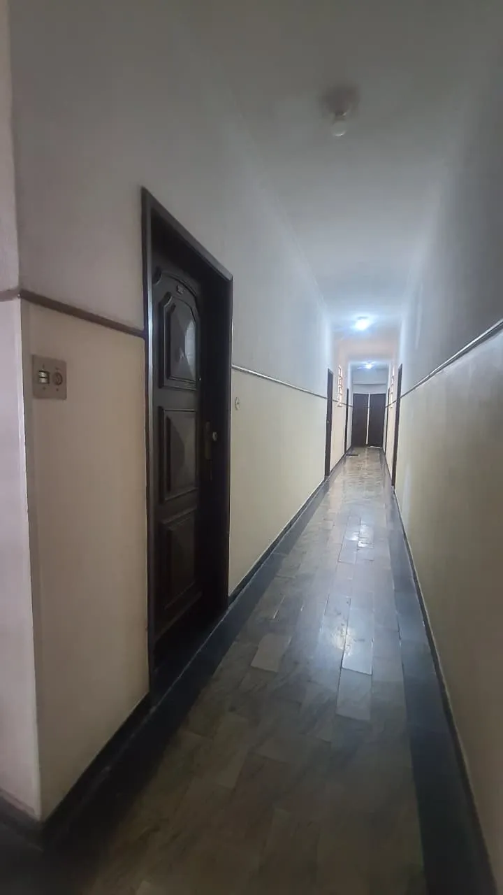 Apartamento com 2 quartos e banheiro com box de vidro — photo 8
