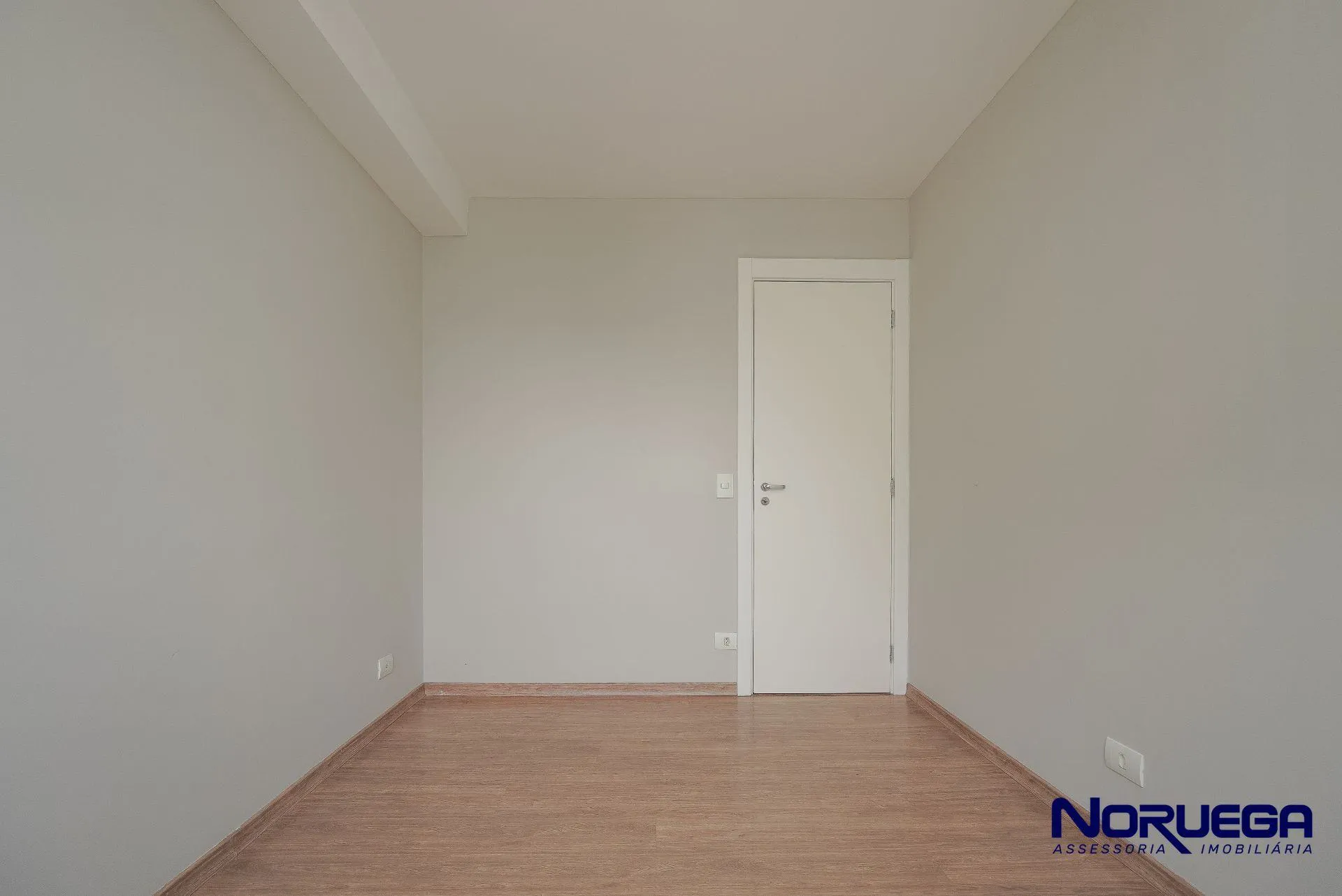 Wood or laminate floors in a 2-bedroom apartment, 88 m² — photo 10