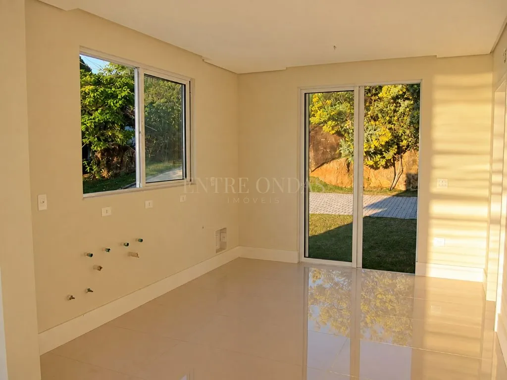 718 m² house with a water view and floor-to-ceiling windows — photo 2
