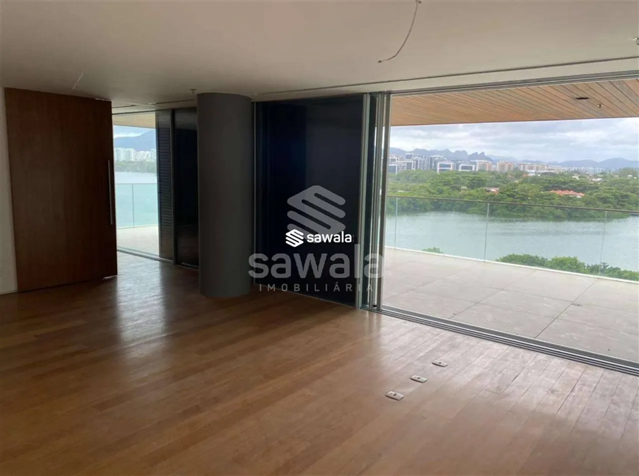 Apartamento com 1 quarto, 2 banheiros e janelas do chão ao teto — photo 3
