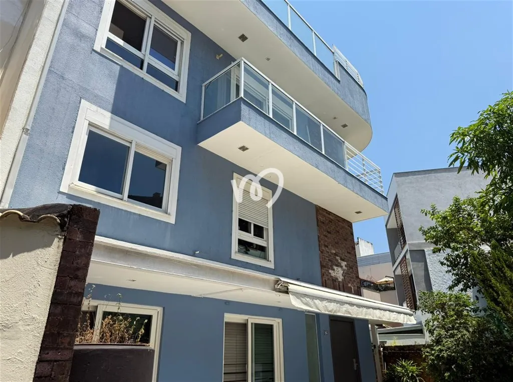 Balcony with a grill in a 5-bedroom house, 280 m² — photo 9