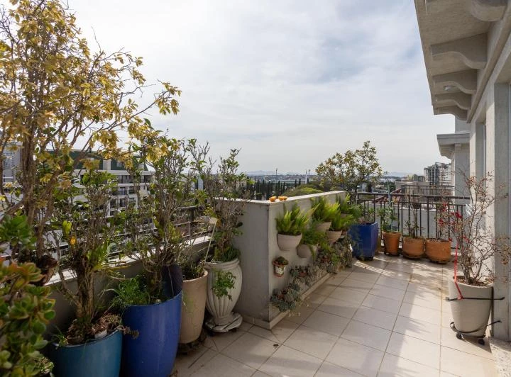 180 m² apartment with 3 bedrooms and 2 parking spots