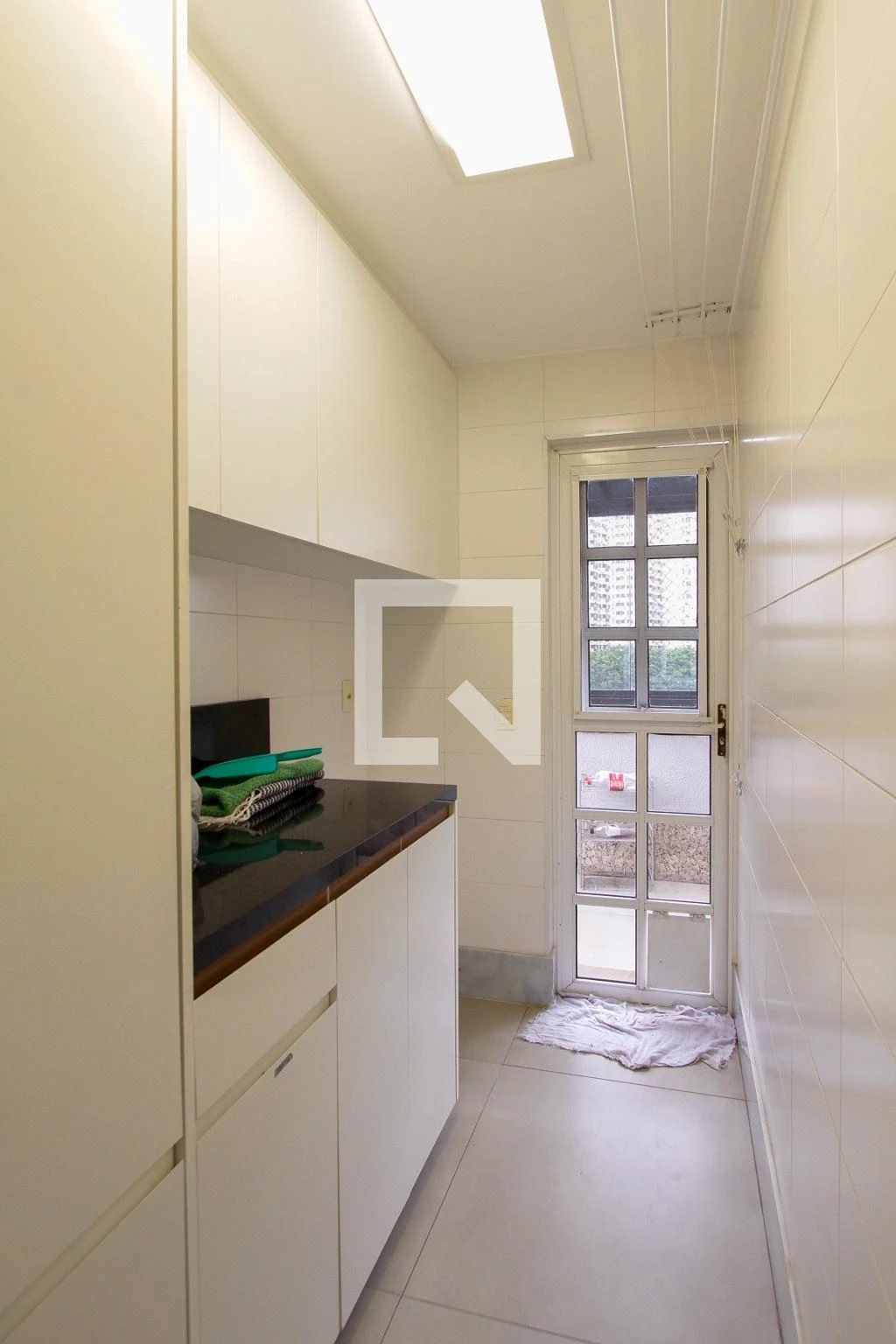 Walk-in closet in a 3-bedroom apartment, 200 m² — photo 44